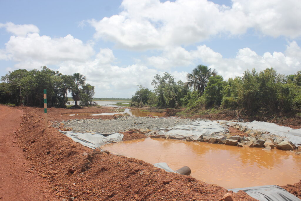 Lodo tóxico de la minera Equinox Gold que contaminó manantial de agua y que abastecía el distrito de Aurizona. Foto: Divulgación.