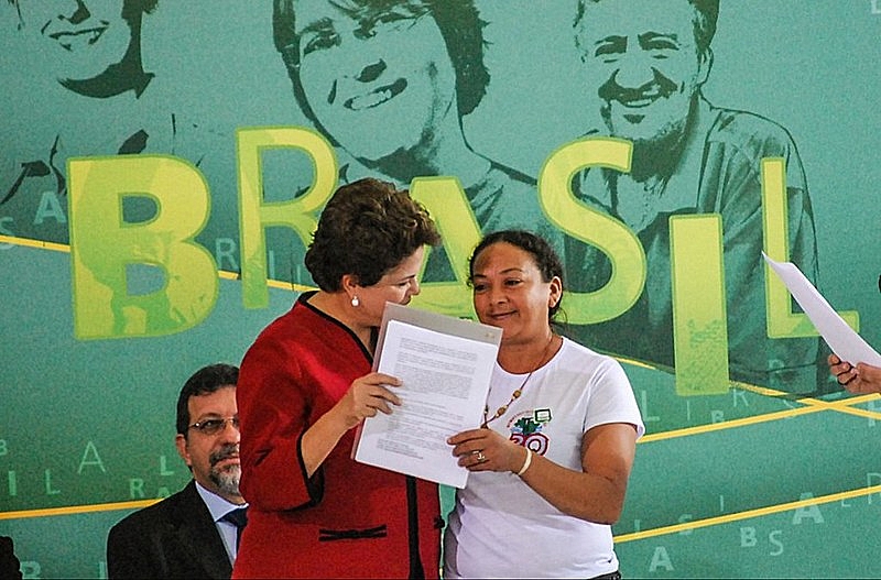Dilma Ferreira Silva al lado de la entonces presidenta Dilma Rousseff (Partido dos Trabalhadores), luego de reunirse con los afectados / Foto: Divulgación/MAB