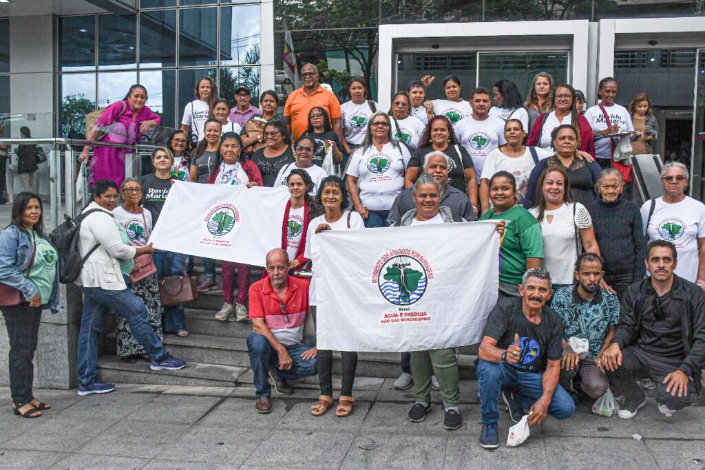 Atingidos mobilizados por transparência na reparação ambiental. Foto: Felipe Cunha/AEDAS