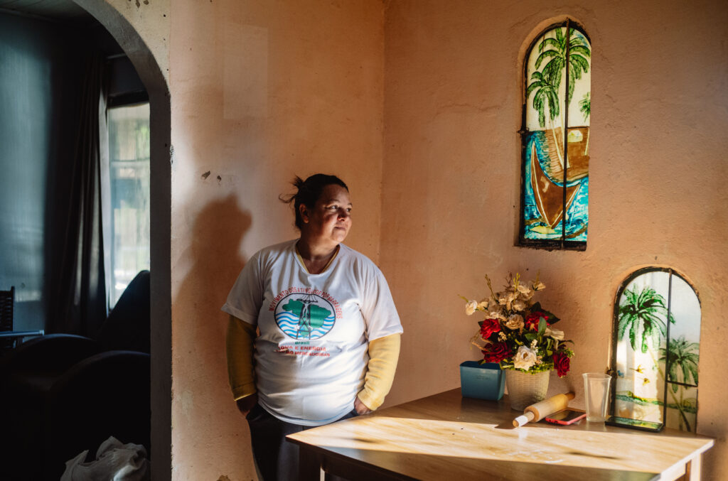 “Ultimamente eu tenho dobrado os remédios. Quando chove eu tomo até três vezes naquela noite, porque não consigo dormir”, expõe Nunes – Foto: Francisco Proner/MAB