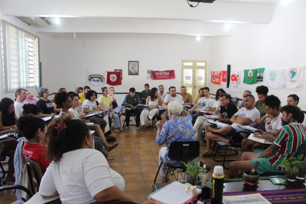 Plenária durante aula da professora Virgínia Fontes. Foto: Klézi Martins / MAB