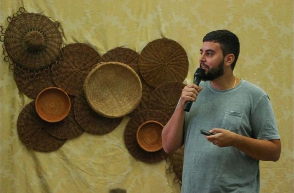 Luís Almeida em formação sobre recaatingamento. Foto: Arquivo IRPAA