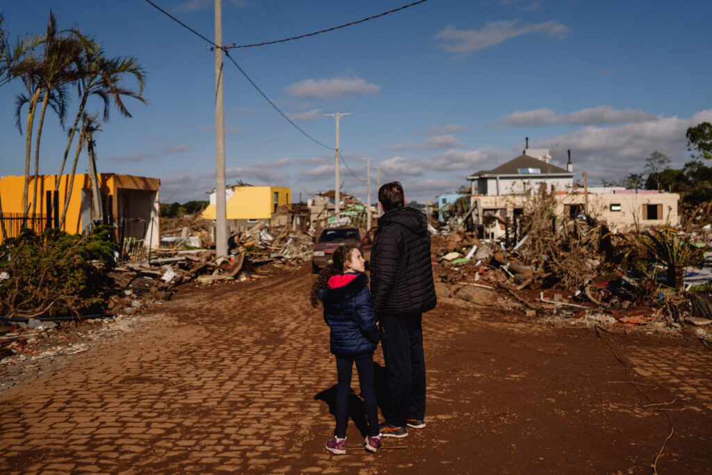 O peso das mudanças climáticas recai de forma desigual sobre as mulheres, que têm que administrar as diversas consequências dos desastres, o cuidado com os outros e a busca de perspectivas para o futuro. Foto: Francisco Proner / MAB