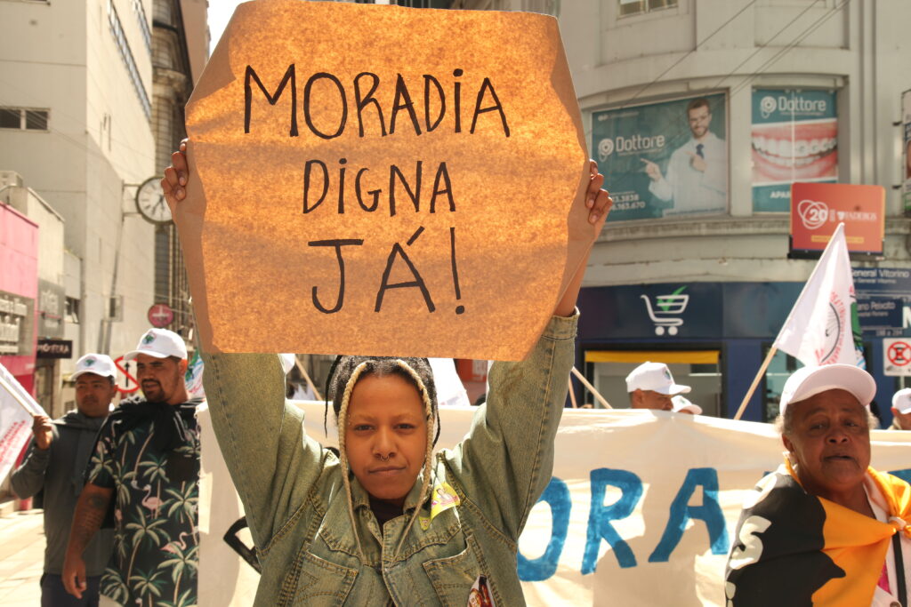 Direito à moradia é a principal reivindicação dos atingidos pelas enchentes. Foto: Jorge Leão