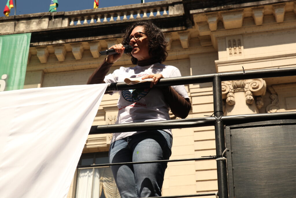 Alexania Rossato, integrante da coordenação do MAB, em ato em Porto Alegre. Fotos: Jorge Leão