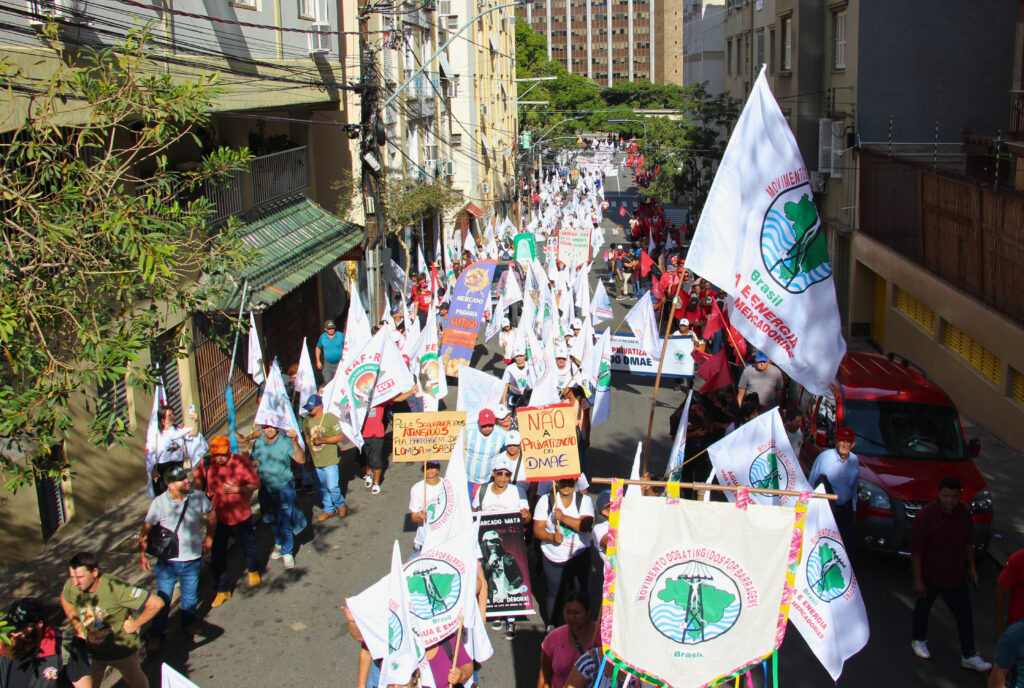 Mais de três mil pessoas participaram da marcha pelo centro da capital gaúcha. Foto: Victória Holzbach / MAB