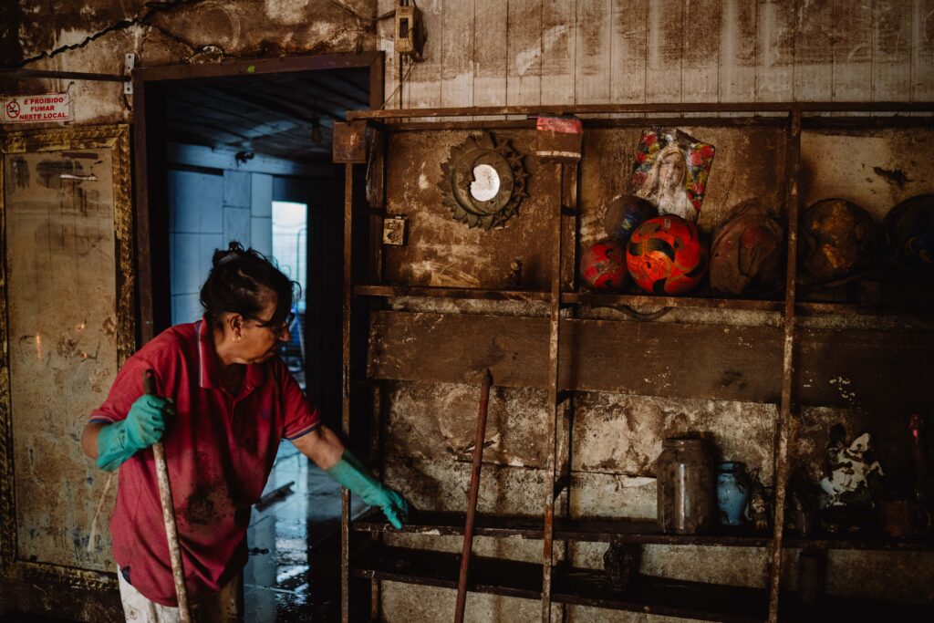 Os eventos climáticos potencializam desigualdades e geram sobrecarga sobre as mulheres, no cuidado com a casa e com as pessoas. Foto: Francisco Proner / MAB