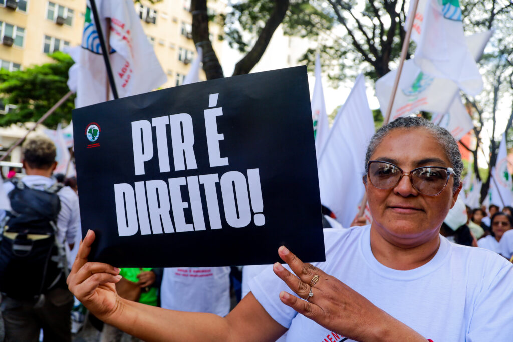 Canaã da Silva Farias, atingida da cidade de Juatuba (MG), em ato na cidade de Belo Horizonte, contra o corte do Programa de Transferência de Renda (PTR).Foto: Nívea Magno / MAB