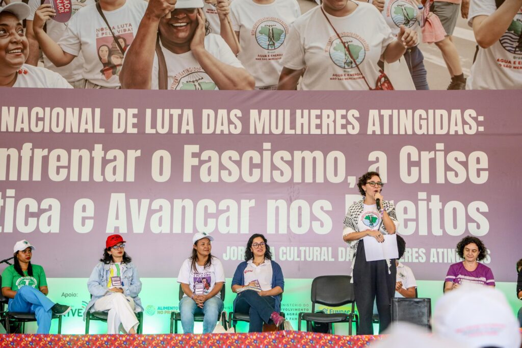 Elisa Estronioli abordou a importância da pressão e organização do MAB por uma transição energética justa e popular. Foto: Nivea Magno / MAB