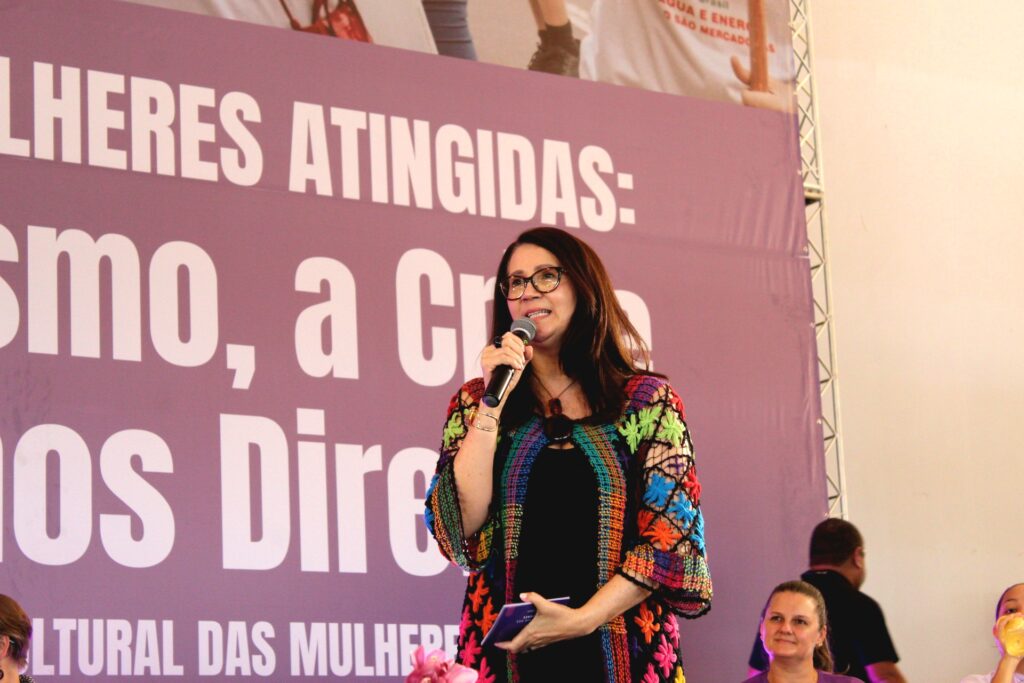 Eutália Barbosa, do Ministério das Mulheres, alertou para o uso das mulheres na criminalização dos movimentos sociais. Foto: Joyce Silva / MAB