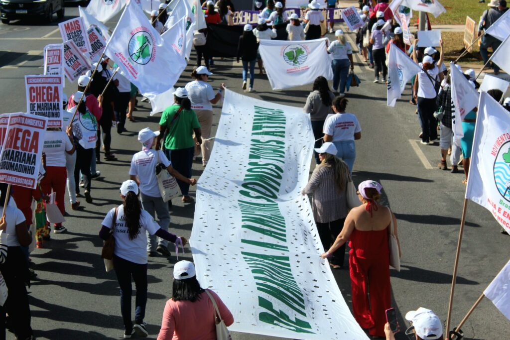 Durante ato, atingidas relataram desafios enfrentados por comunidades da Amazônia ao Rio Grande do Sul que vivem na pele o efeito da intensificação das mudanças climáticas no país. Foto: Joyce Silva / MAB