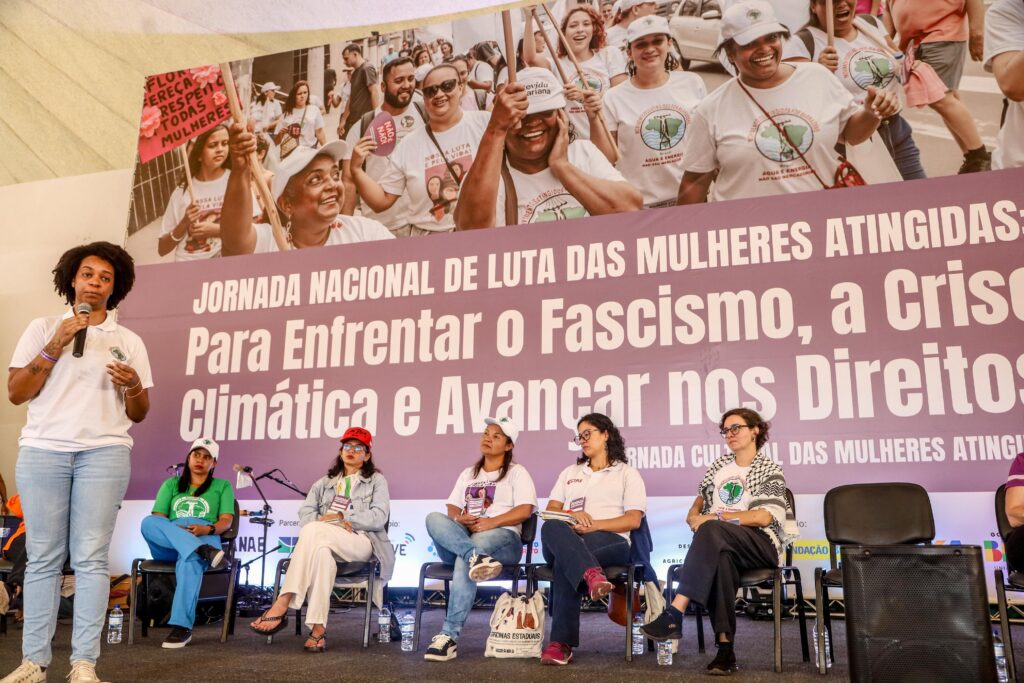 Joyce Silva apresentou a usina fotovoltaica flutuante Veredas Sol e Lares, em MG. Foto: Nivea Magno / MAB