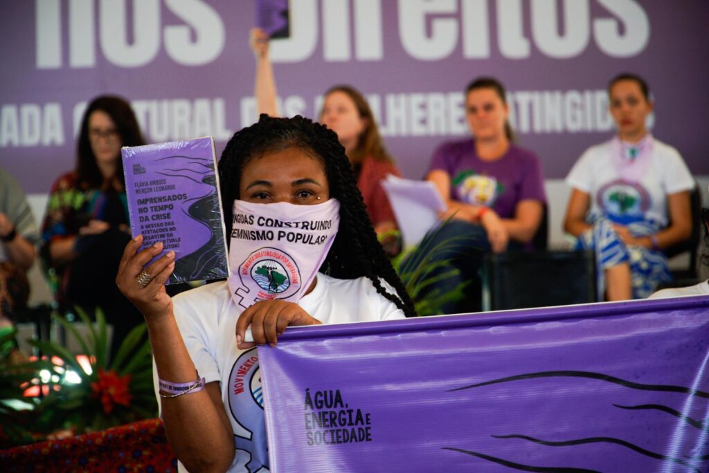 Livro de Flávia trata da negligência das empresas responsáveis pelo crime do Rio Doce. Foto: Anna Mathis / MAB