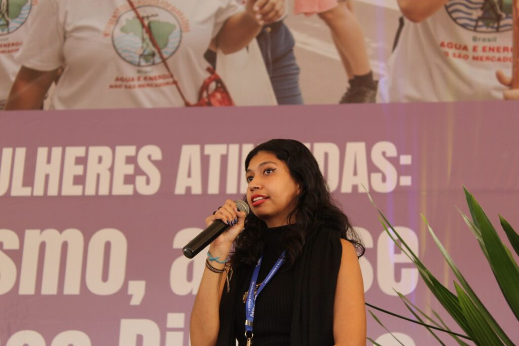 Bruna Gonçalves falou sobre as consequências das mudanças climáticas para a vida das pescadoras. Foto: Joyce Silva / MAB