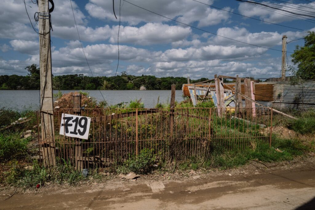 Na Ilha Grande dos Marinheiros, em Porto Alegre, só sobrou o número do que antes era a casa de uma família atingida pela enchente de 2024. Foto: Francisco Proner / MAB