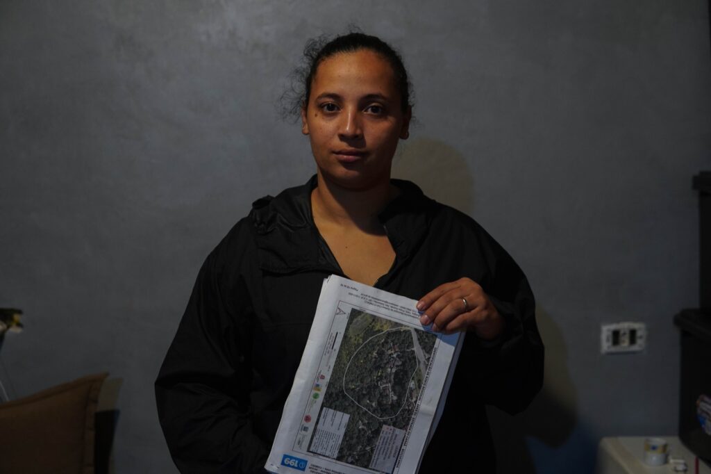 Greice Santana, atingida do bairro Boiçucanga, com laudo da Defesa Civil que condena sua casa. Foto: Arthur Macfadem / MAB
