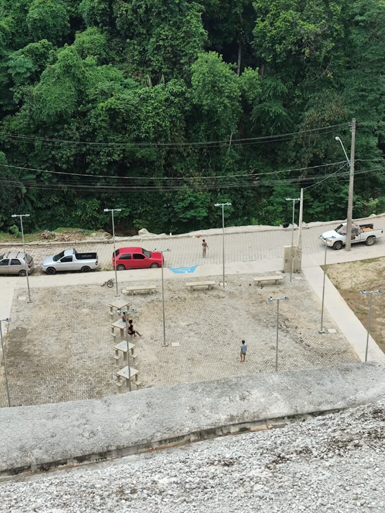 Áreas de risco no bairro Boiçucanga e muro de contenção construído pela Prefeitura. Moradores não se sentem seguros, apesar da obra, pois IPT disse que ainda há risco de deslizamento. Foto: Arthur Macfadem / MAB