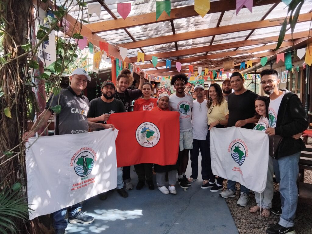 Os companheiros Solange e Vanderlei foram recebidos na manhã de hoje (17), no Raízes do Brasil, por militantes do MAB e MPA. Foto: Comunicação MAB