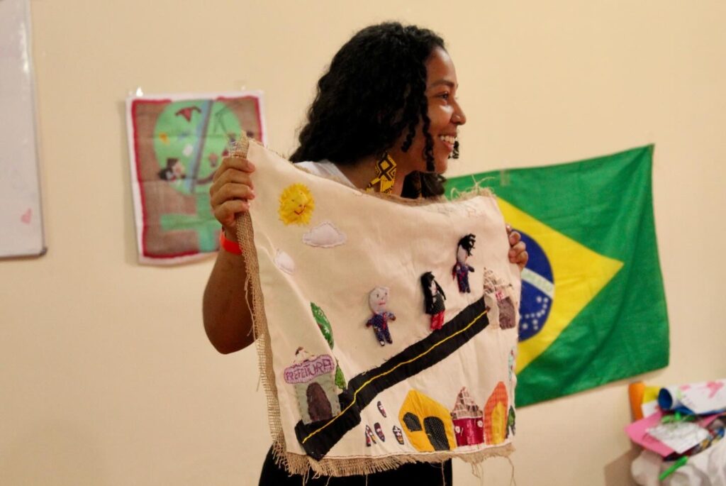 Durante encontro, atingidas realizam oficina para confecção de Arpilleras. Fotos: Marcos Souza / MAB