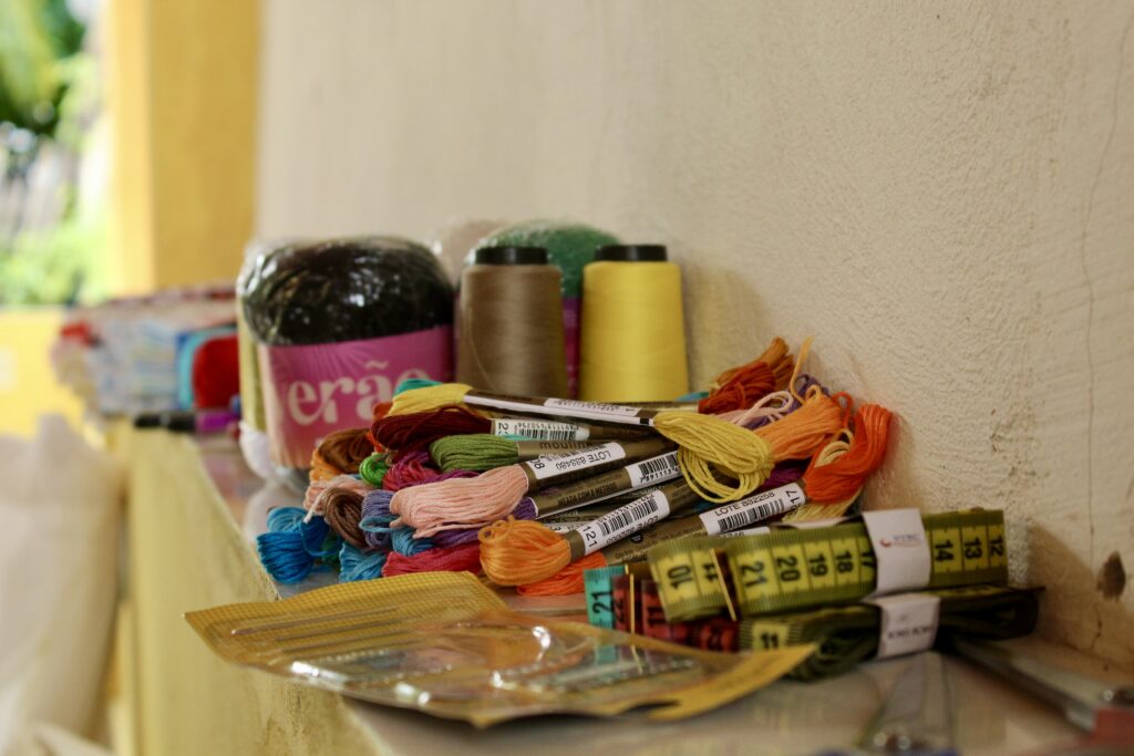 Durante encontro, atingidas realizam oficina para confecção de Arpilleras. Fotos: Marcos Souza / MAB