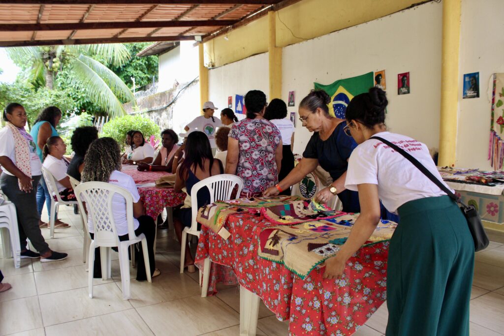 Durante encontro, atingidas realizam oficina para confecção de Arpilleras. Fotos: Marcos Souza / MAB