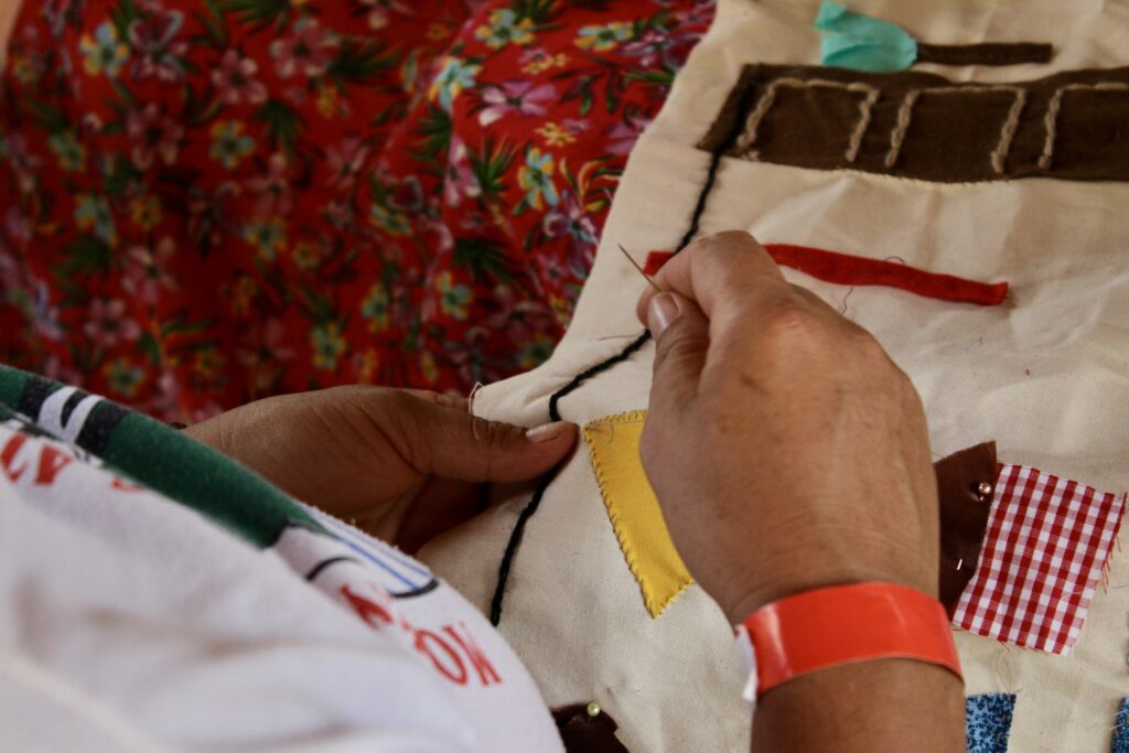 Durante encontro, atingidas realizam oficina para confecção de Arpilleras. Fotos: Marcos Souza / MAB