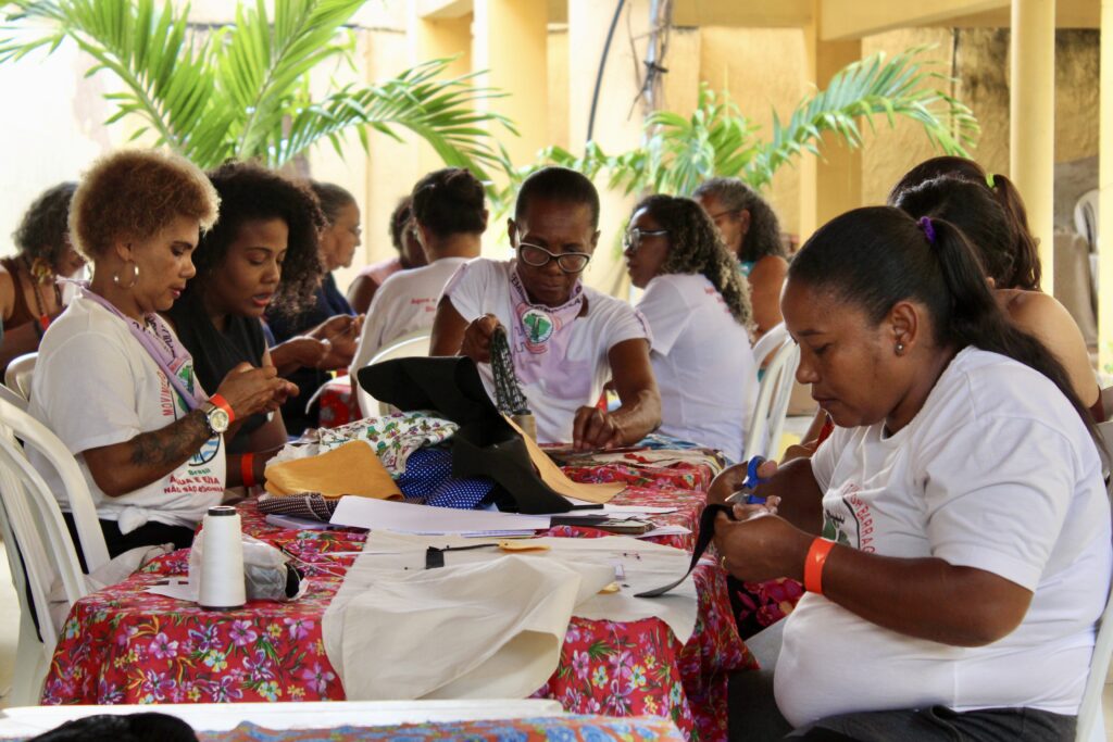 Durante encontro, atingidas realizam oficina para confecção de Arpilleras. Fotos: Marcos Souza / MAB