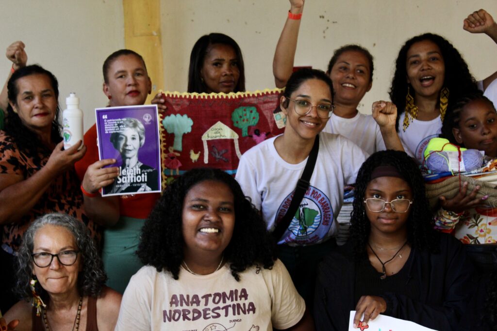 Atingidas se preparam para exposição de Arpilleras. Foto: Marcos Souza / MAB
