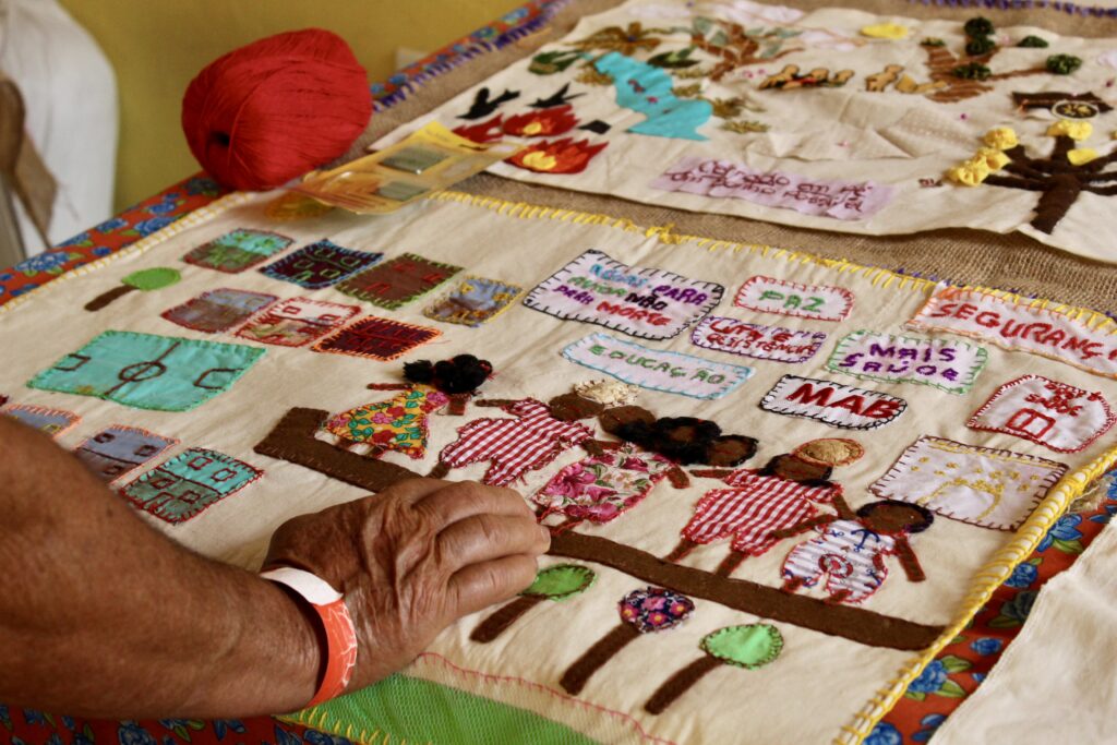 Mulheres atingidas da Bahia utilizam Arpilleras como ferramenta de luta. Foto: Marcos Souza / MAB