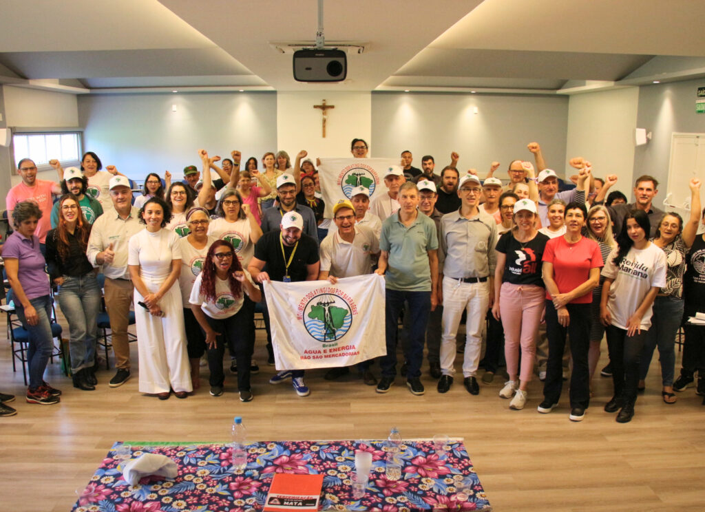 O ato de assinatura do convênio contou com representantes de diversas instituições parceiras do MAB no RS. Foto: Victória Holzbach / MAB