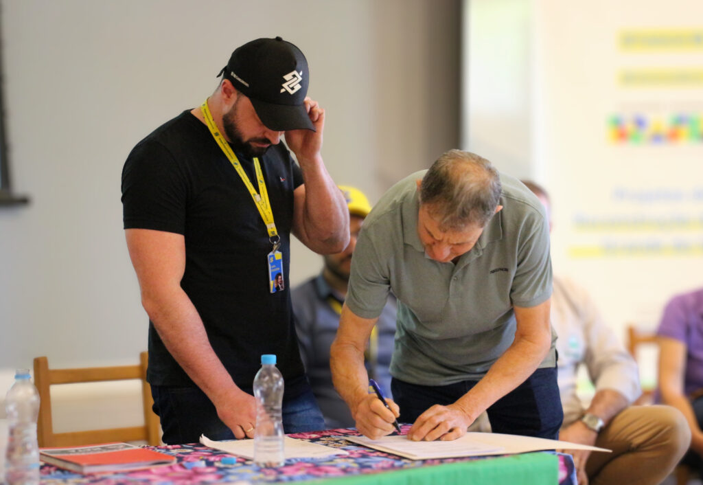 O termo foi assinado durante o encontro da coordenação estadual do MAB no RS, por representante da ANAB e da Fundação Banco do Brasil. Foto: Victória Holzbach / MAB