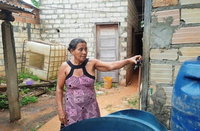 Moradora de Altamira que relata a falha no saneamento básico em Altamira (PA). Foto: Xingu 230