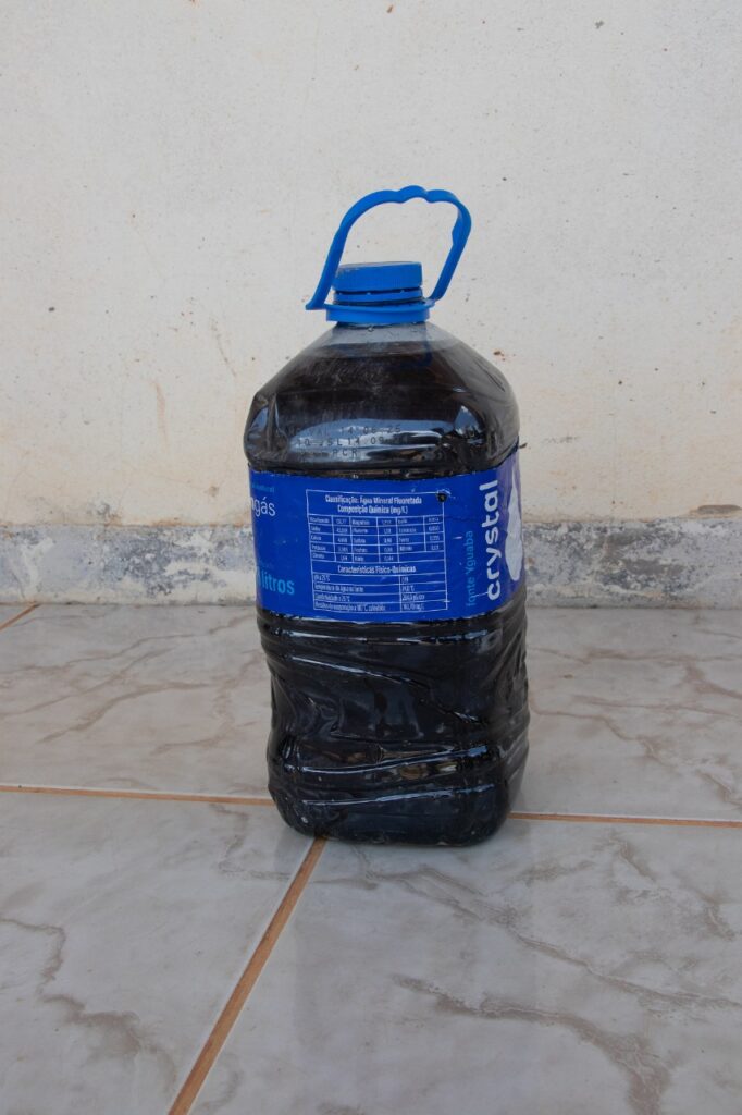 Água coletada na torneira de uma casa na comunidade de Cachoeira do Choro. Foto: Comunicação MAB MG
