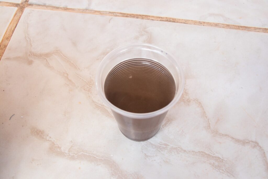 Água coletada na torneira de uma casa na comunidade de Cachoeira do Choro. Foto: Comunicação MAB MG