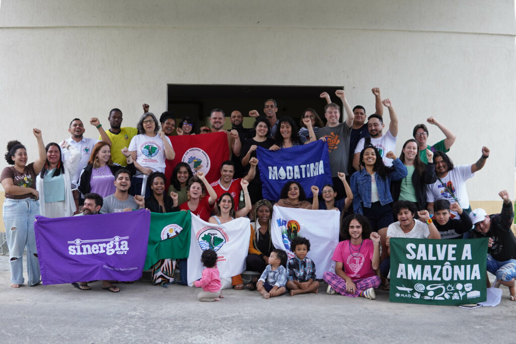 Registro da turma com a professora Flávia Vieira da Universidade Federal Rural do Rio de Janeiro. Foto: Arthur Macfadem / MAB