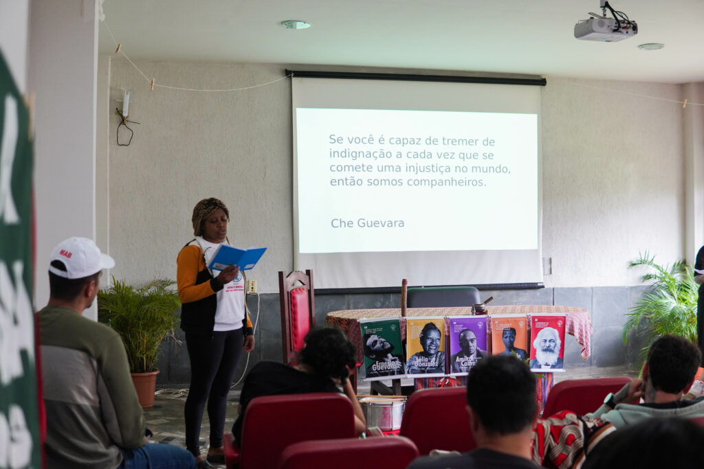 Mística de encerramento da segunda etapa do curso.  Foto: Arthur Macfadem / MAB