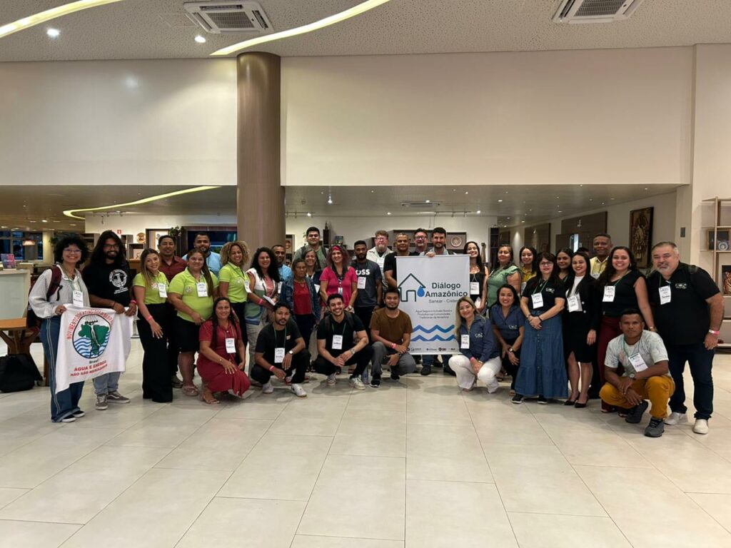 Participantes do seminário reunidos após o encerramento. Foto: Comunicação Memorial Chico Mendes