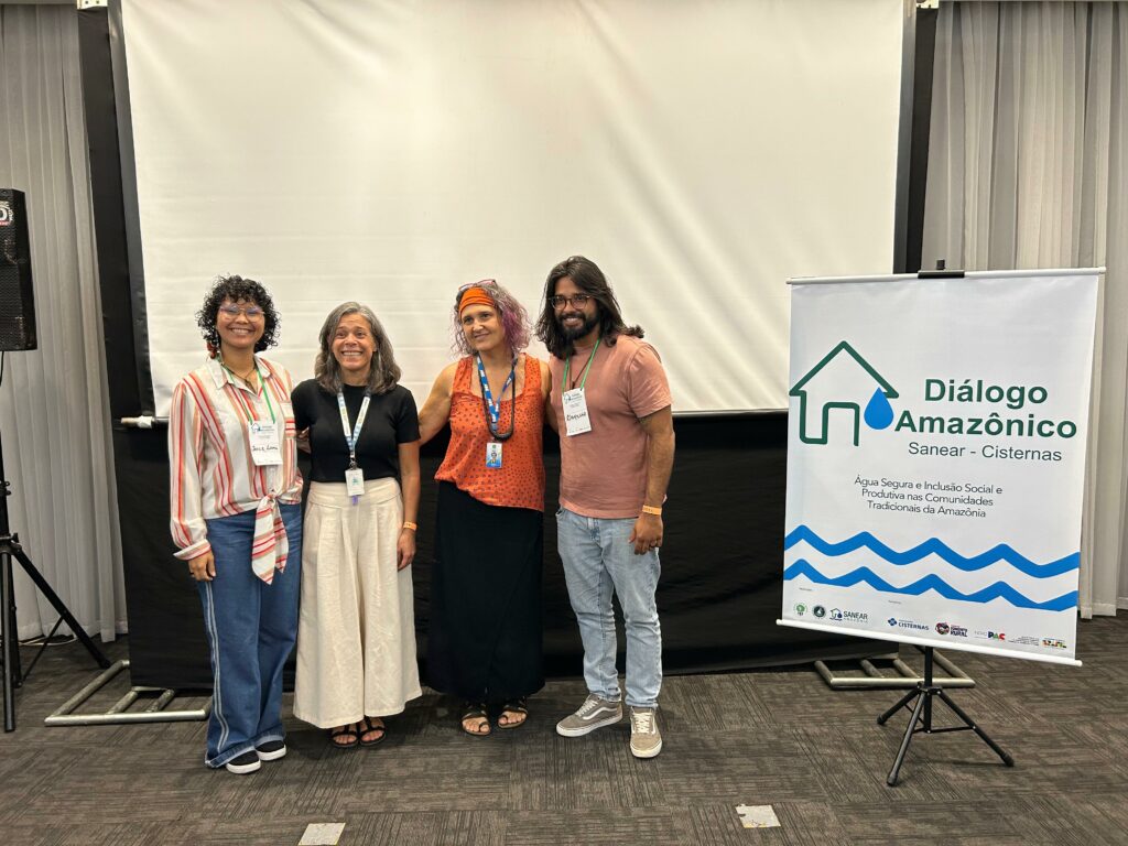 Joice Lani, auxiliar administrativa da ADAI e militante do MAB e Laércio Cavalcante da coordenação estadual do MAB em Rondônia, com Patrícia Mollo, coordenadora-geral do SANEAR-Cisternas do MDS e Gabriela Cunha, coordenadora do Programa de Fomento às Atividades Produtivas Rurais (Fomento Rural) do MDS. Foto: Comunicação Memorial Chico Mendes