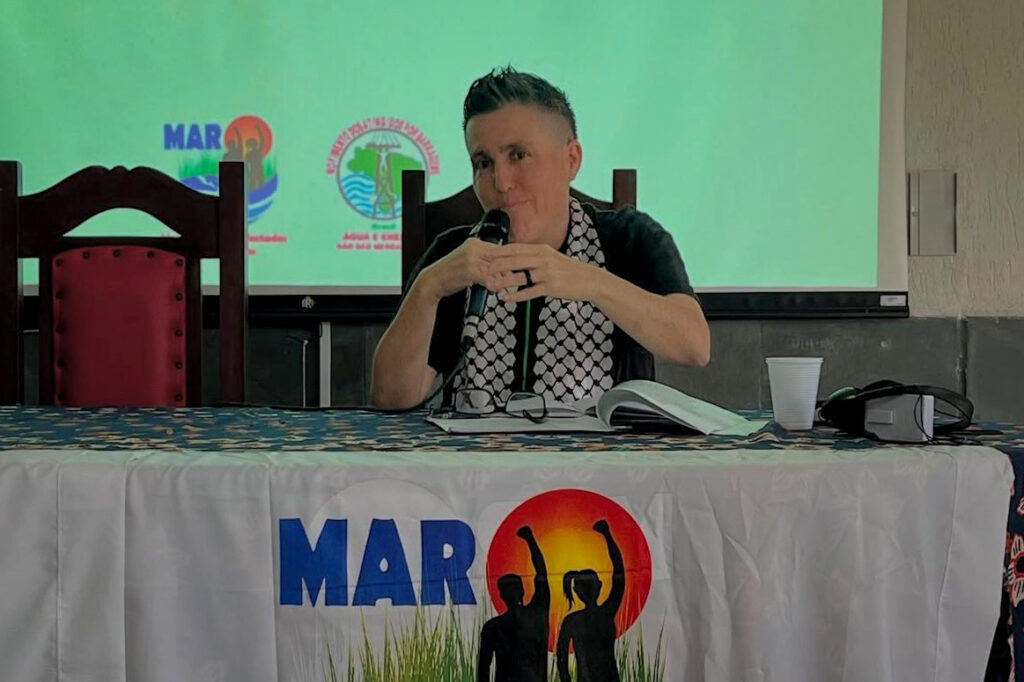 Jaron Browne, da Grassroots Global Justice Alliance (GGJ) durante o seminário “Disputas na geopolítica mundial e o papel dos BRICS”, no Rio de Janeiro. Foto: Comunicação MAB