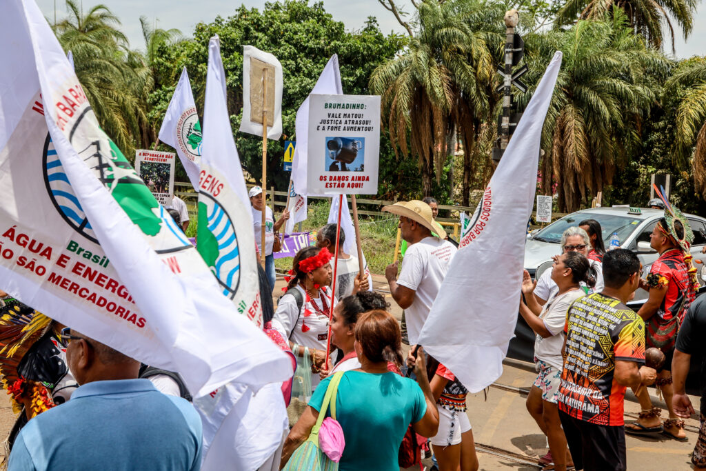 A carta foi protocolada hoje (28), enquanto ocorria a jornada de luta dos atingidos em Mário Campos (MG). Foto: Nivea Magno / MAB