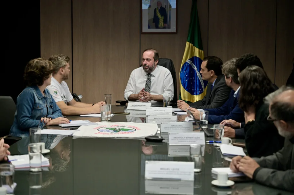 Reunião entre integrantes do MAB com o ministro de Minas e Energia, Alexandre Silveira, em março de 2024. Foto: Ricardo Botelho / MME.