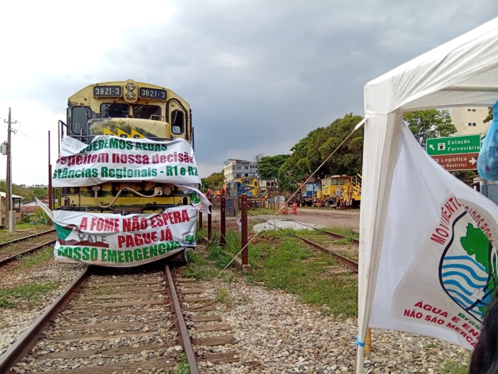 Atingidos pela crime da Vale ocupam linha férrea na busca por direitos. Foto: Comunicação MAB MG