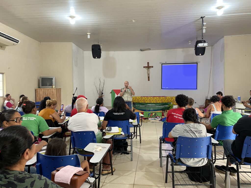 Caê Moura durante análise de conjuntura climática no seminário estadual. Foto: Klézi Martins / MAB