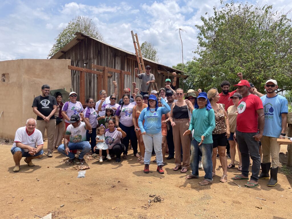Militantes da Via Campesina em Rondônia com equipe do projeto Sanear Amazônia e atingidos da comunidade de Betel.  Foto: Klézi Martins / MAB