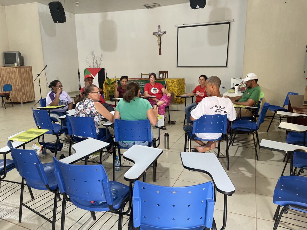 Militantes durante debates em grupo. Foto: Letícia Regiane / MAB
