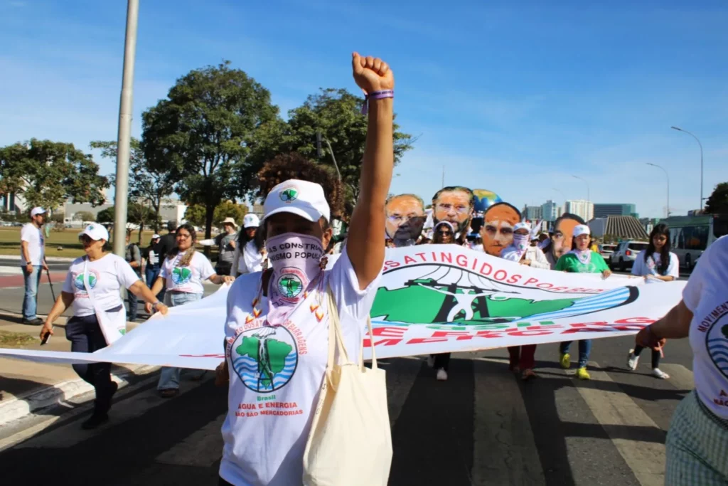 Após a conquista da PNAB, atingidos passaram a pressionara pela regulamentação da lei; registro da Jornada Nacional de Luta das Mulheres, em Brasília (DF), em junho de 2025. Foto: Anthony Luiz / MAB