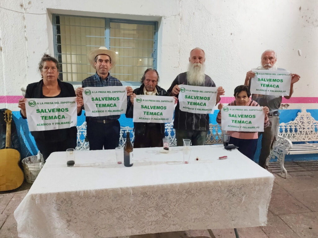 Gabriel Iñiguez (el segundo de izquierda a derecha) – en protesta contra la  presa de El Zapotillo. Foto: Archivo personal