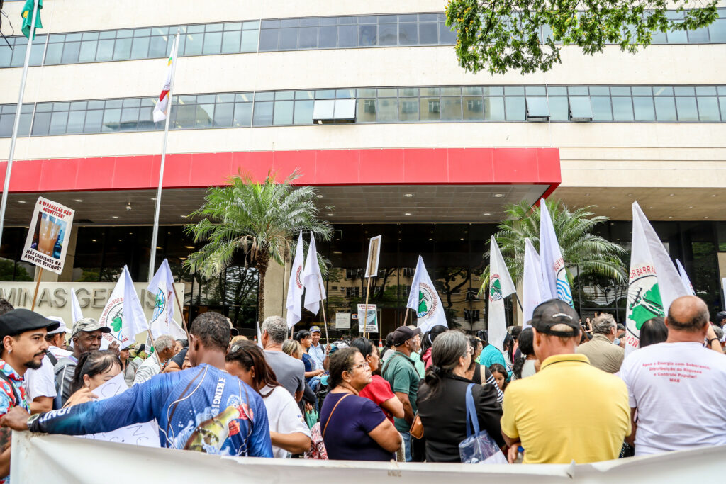 Atingidos da Bacia do Paraopeba em manifestação em frente ao Tribunal de Justiça de Minas Gerais (TJMG), em Belo Horizonte. Foto: Nívea Magno / MAB