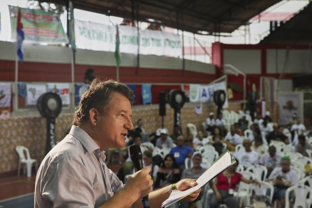 Leandro Scalabrin, advogado popular do MAB, durante o IV Encontro Internacional de Atingidos por Barragens e Crise Climática, em Belém (PA). Em sua fala, destacou que o Brasil pode. Foto: Marcelo Aguilar / MAB