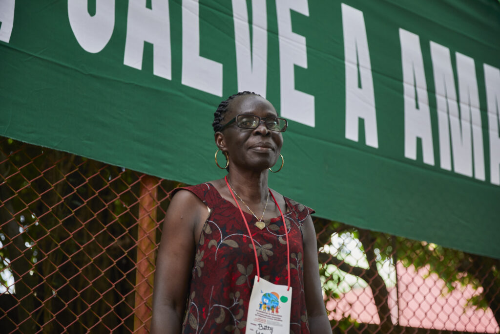 Betty Obbo, da BioVision Africa (Uganda), chega ao encontro trazendo relatos sobre os impactos da Barragem de Bujagali. Foto: Marcelo Aguilar / MAB